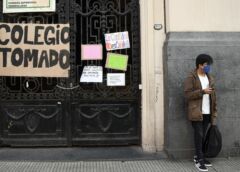 Protesta estudiantil en 20 colegios, tomas y abrazos simbólicos en Ciudad de Buenos Aires